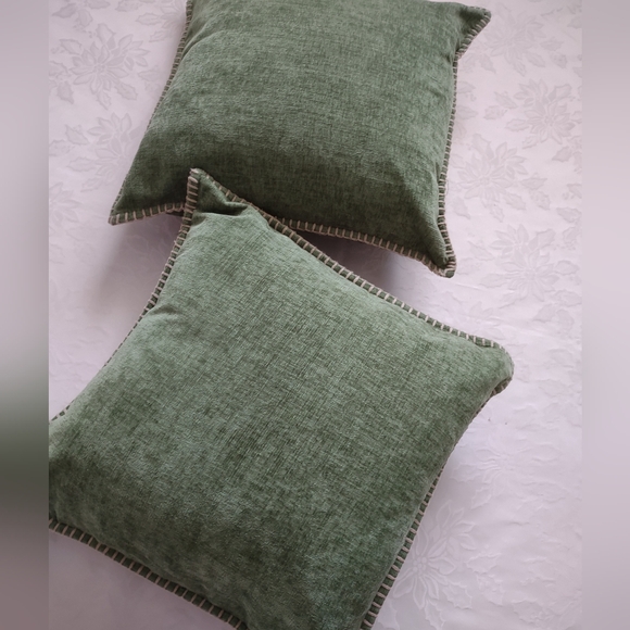 2 Throw Pillows with Pure Color Burlap Stitches Edges
